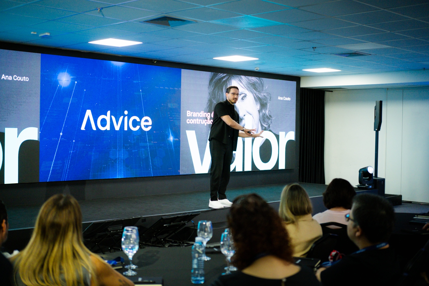 Willian Vitale em palco apresentando palestra Advice sobre branding