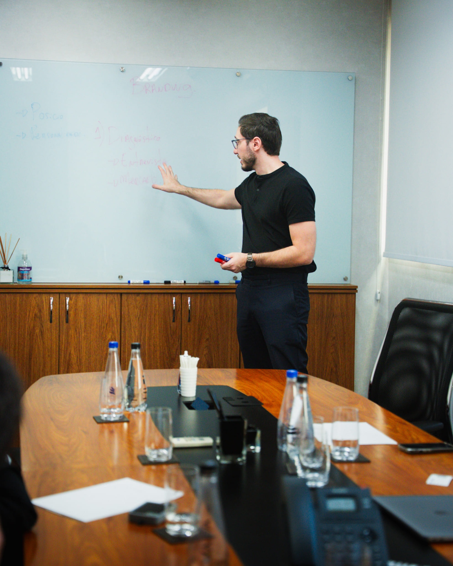 Willian Vitale apresentando branding em whiteboard
